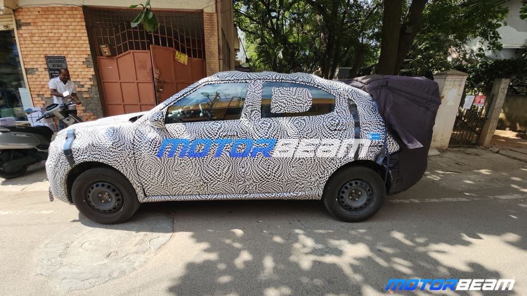 Side profile of the Citroen C3X spied
