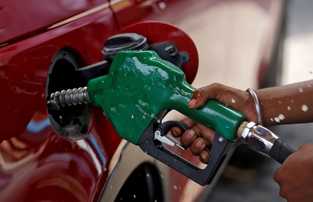 Mumbai sees drop in fuel price as Maharashtra cuts VAT