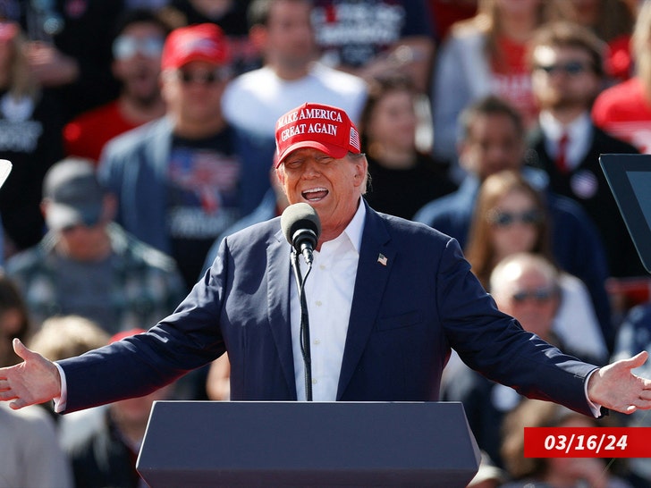 Donald Trump speaks during a Buckeye Values ​​PAC rally in Vandalia
