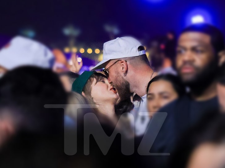 taylor swift travis kelce kissing