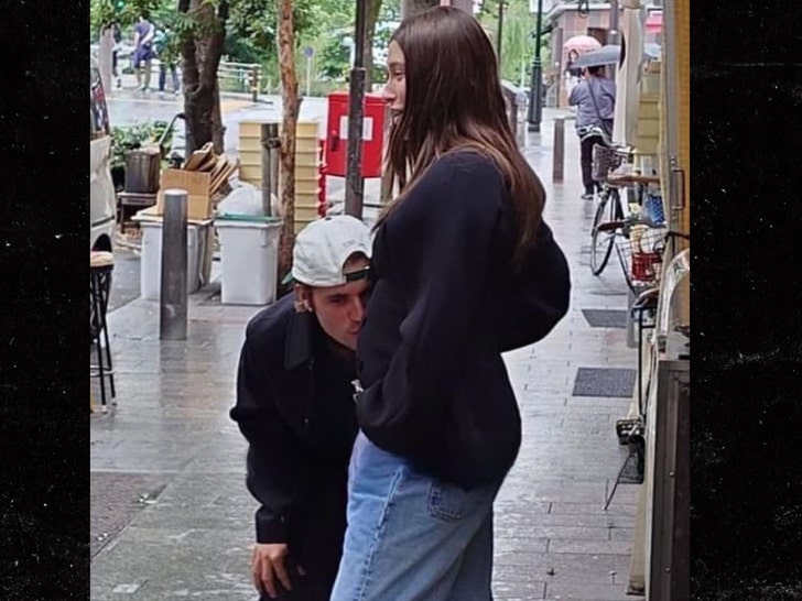 Justin and Hailey Bieber in Japan kissing on her pregnant belly