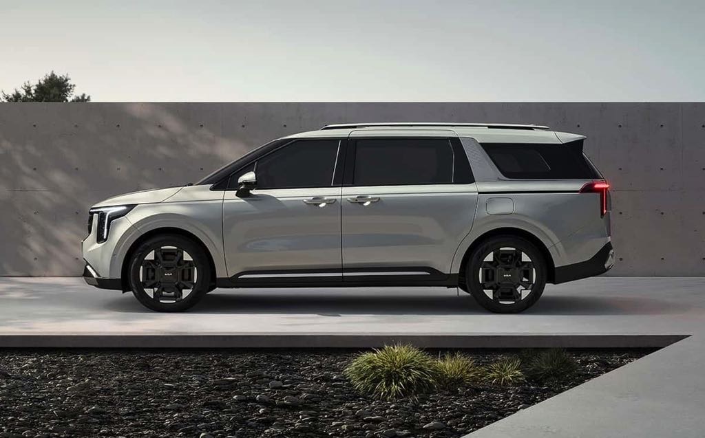 Side of the Kia Carnival 2024