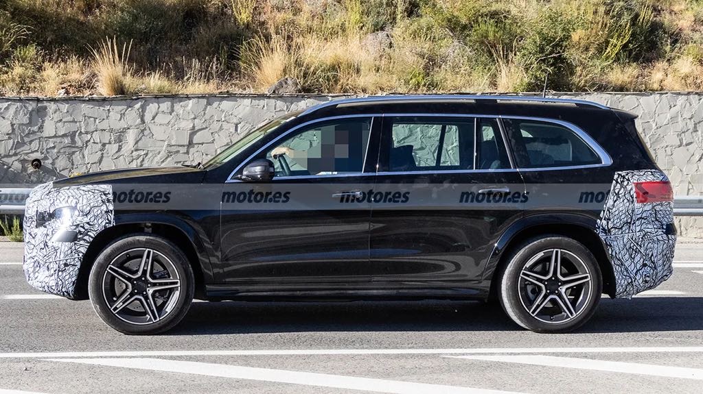 Mercedes GLS Facelift caught on camera testing