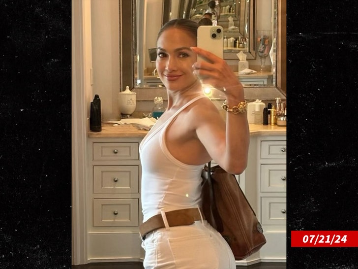 jennifer lopez ringless selfie insta