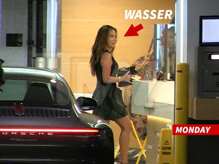 Divorce attorney Laura Wasser walking in the parking lot before Jennifer Lopez and Ben Affleck's divorce mediation.