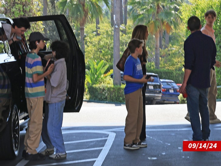 091924 ben affleck jennifer lopez with children beverly hills hotel