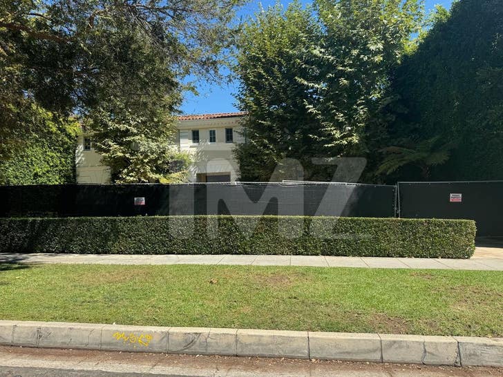 Photos of the fence of the house where the Menendez brothers were murdered 4